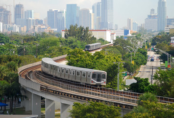 Naklejka premium Miami Metrorail jadący w kierunku budynków biurowych w centrum miasta