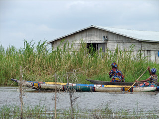 Fototapeta na wymiar Afrykańskie kobiety na kajaki