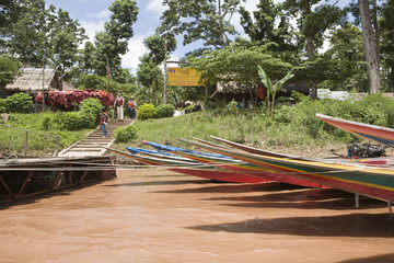 Donesao, Grenzmarkt Laos