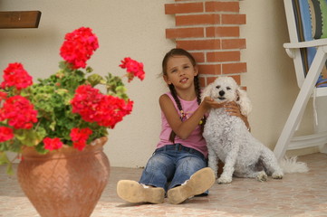 la fillette et le chien