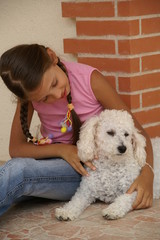 la fillette et le chien