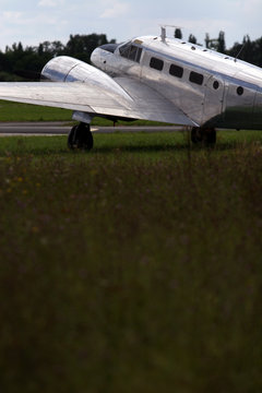 Avion Lockheed , bimoteur, aerodromme lognes