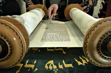 Photo sur Plexiglas Monument historique Torah  in a synagogue with a hand holding a silver pointer