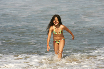 petite fille en maillot de bain