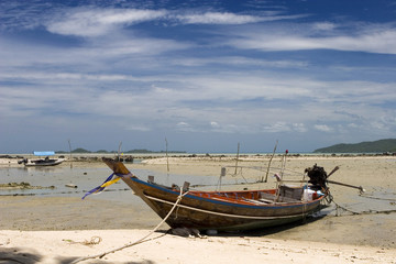 Fototapeta na wymiar Łód¼ rybacka na plaży w Tajlandii wyspy