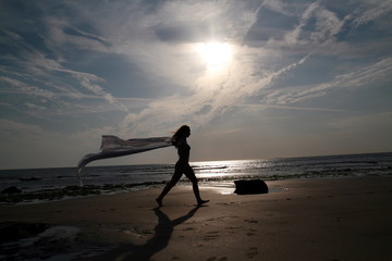femme courant en bord de plage