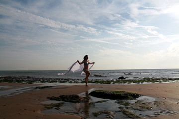 femme courant en bord de plage