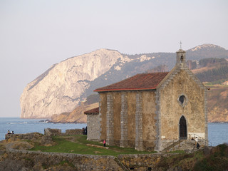 Fototapeta premium Santa Catalina church and Ogoño rock mountain, Mundaka, Spain