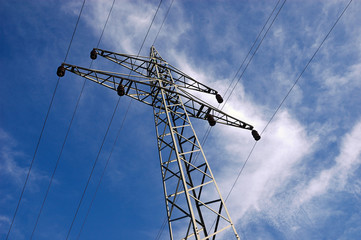 Strommast gen Himmel