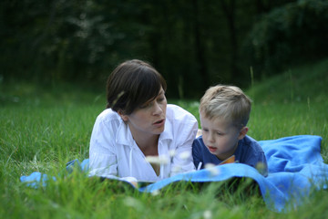 Fototapeta premium reading outside