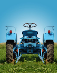 Traktor auf einer Wiese © schaltwerk