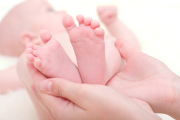 Obraz na płótnie Canvas stopy noworodka