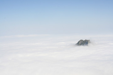 Fototapeta na wymiar Allgäuer Alpen in Wolken - Blick auf Höfatz Gipfel