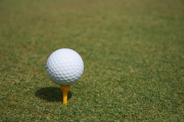 Balle sur tee de départ