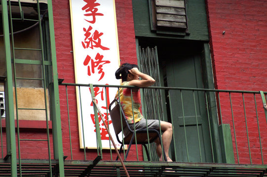 Femme sur sa terrasse, Chinatown, NYC