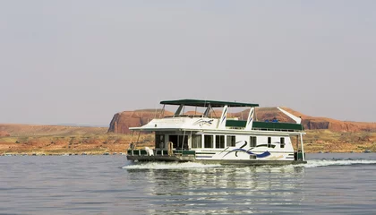 Tuinposter Houseboat on the water at Lake Powell © Alysta