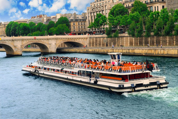 Boat tour on Seine - obrazy, fototapety, plakaty