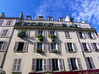 Façades parisiennes et ciel bleu