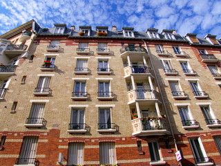 Immeubles de briques avec balcons couverts, paris