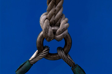 CUERDA SUJETANDO UN PESO