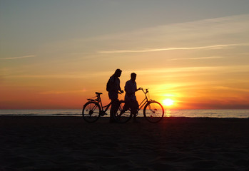 Fototapeta na wymiar Dwóch rowerzystów na plaży