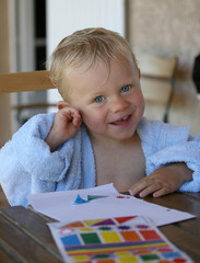 Jeune enfant collant des gommettes #1
