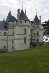 Fototapeta na wymiar Wieże naprzeciwko zamku Chaumont-sur-Loire