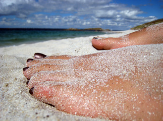 pieds de femme dans le sable