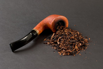 Briar smoking pipe and tobacco
