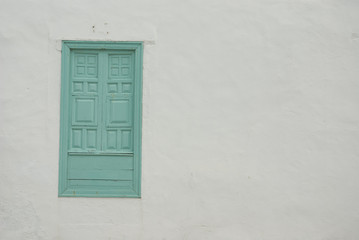 Ventana de madera verde en Lanzarote