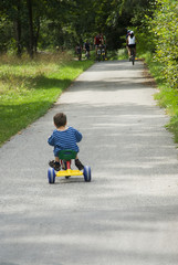 Dreiradkind auf der strasse