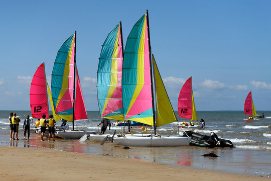 Activités sur la plage et apprentissage catamaran