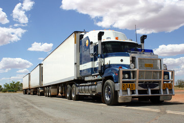 Ein sogenannter Roadtrain im Outback, Australien