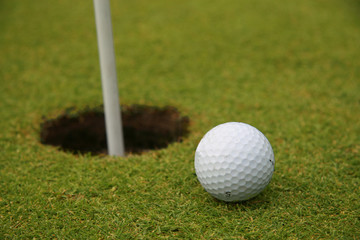 balle de golf près de la cible