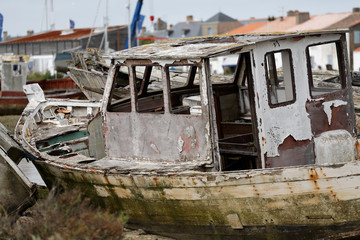 Fototapeta na wymiar Epave de bateaux de pêche