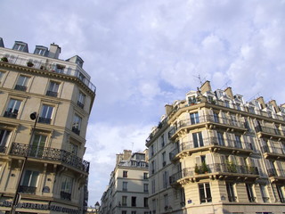 Fototapeta na wymiar Kamienicach w ulicach Paryża