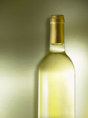 Botella vino blanco sobre fondo.