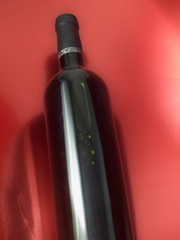 Botella de  vino tinto.