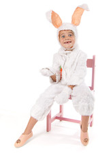 Enfant déguisé en lapin avec une montre