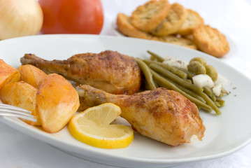hähnchen-keule mit Pommes frites kartoffeln und salat - 5
