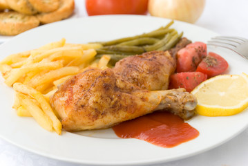 hähnchen-keule mit Pommes frites kartoffeln und salat - 5