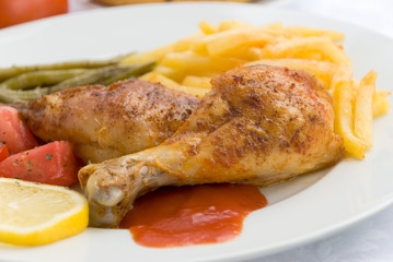 hähnchen-keule mit Pommes frites kartoffeln und salat - 5