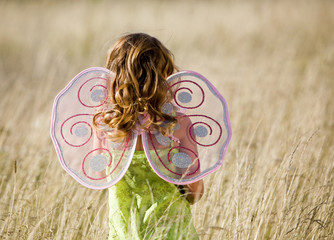 Little girl with butterfly wings - 4119953