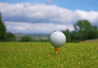 balle de golf sur le tee de départ