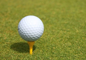 Balle de golf sur le tee jaune
