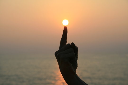 toucher le soleil avec le doigt Stock Photo | Adobe Stock