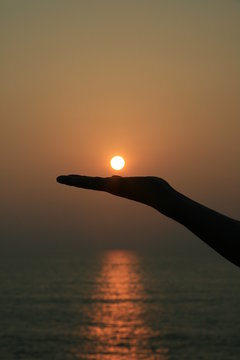 main plate en dessous du coucher de soleil