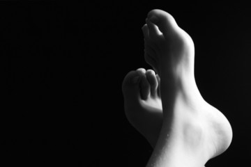 pied en noir et blanc