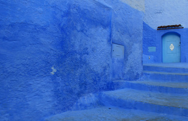 rue, porte et escalier bleus à chefchaouen
