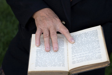 Naklejka premium Senior's hands on old Bible